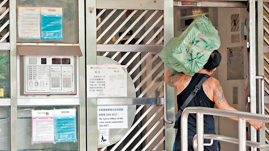 ●議員建議公屋加快推動智能門禁系統。香港文匯報記者黃艾力 攝