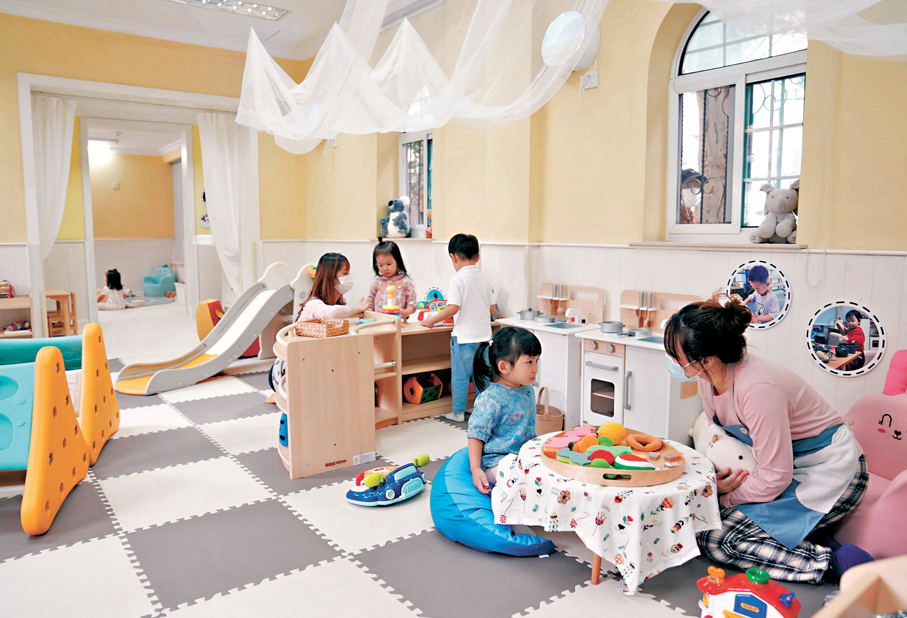●內地大力發展託幼一體服務，支持有條件的幼兒園開設託班。圖為早前，在上海南陽實驗幼兒園內拍攝的江寧路街道社區「寶寶屋」。 資料圖片