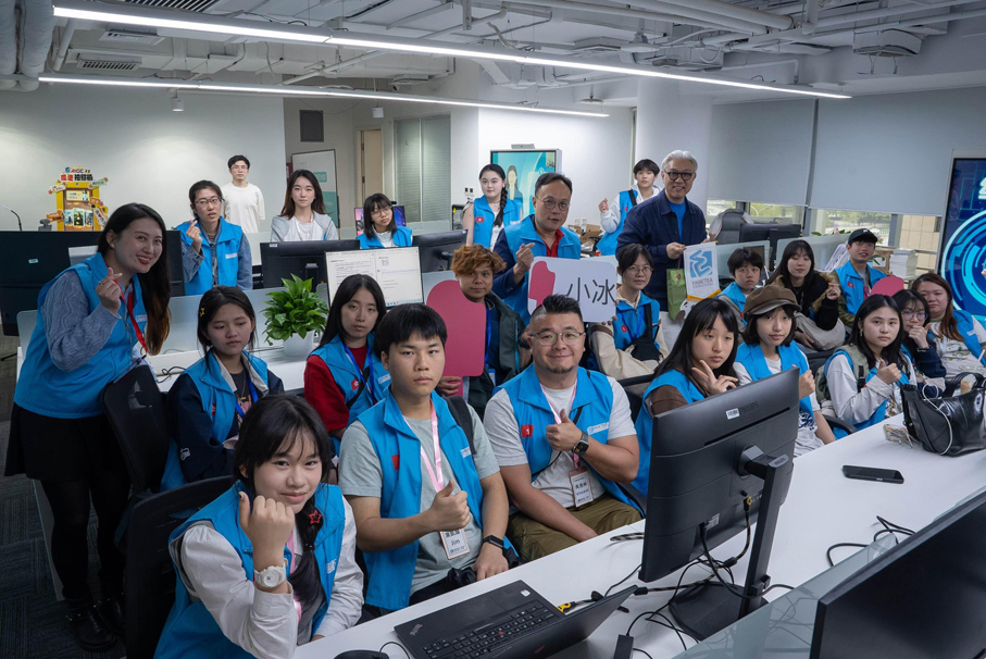 ●學生於小冰科技北京辦公室合影。 作者供圖