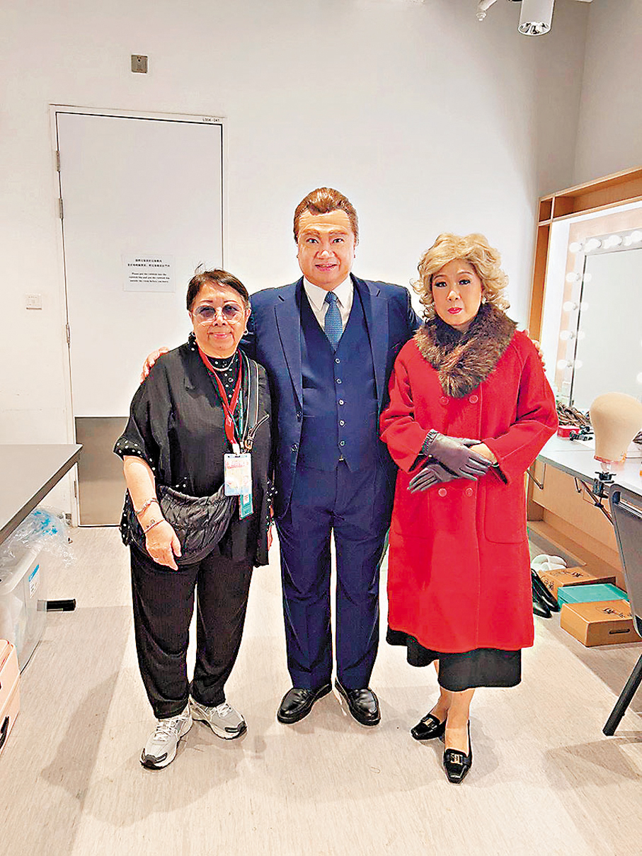 ●與劇中的扮演者陳鴻進（中）、鄧美玲（右）於化妝間合照留念。 作者供圖