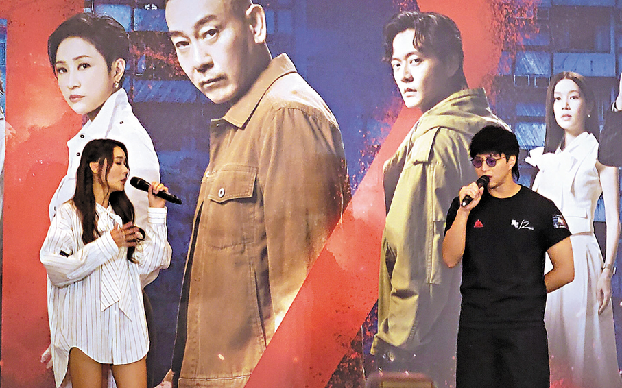 ●吳業坤與戴祖儀獻唱《我和我們》。     梁靜儀  攝