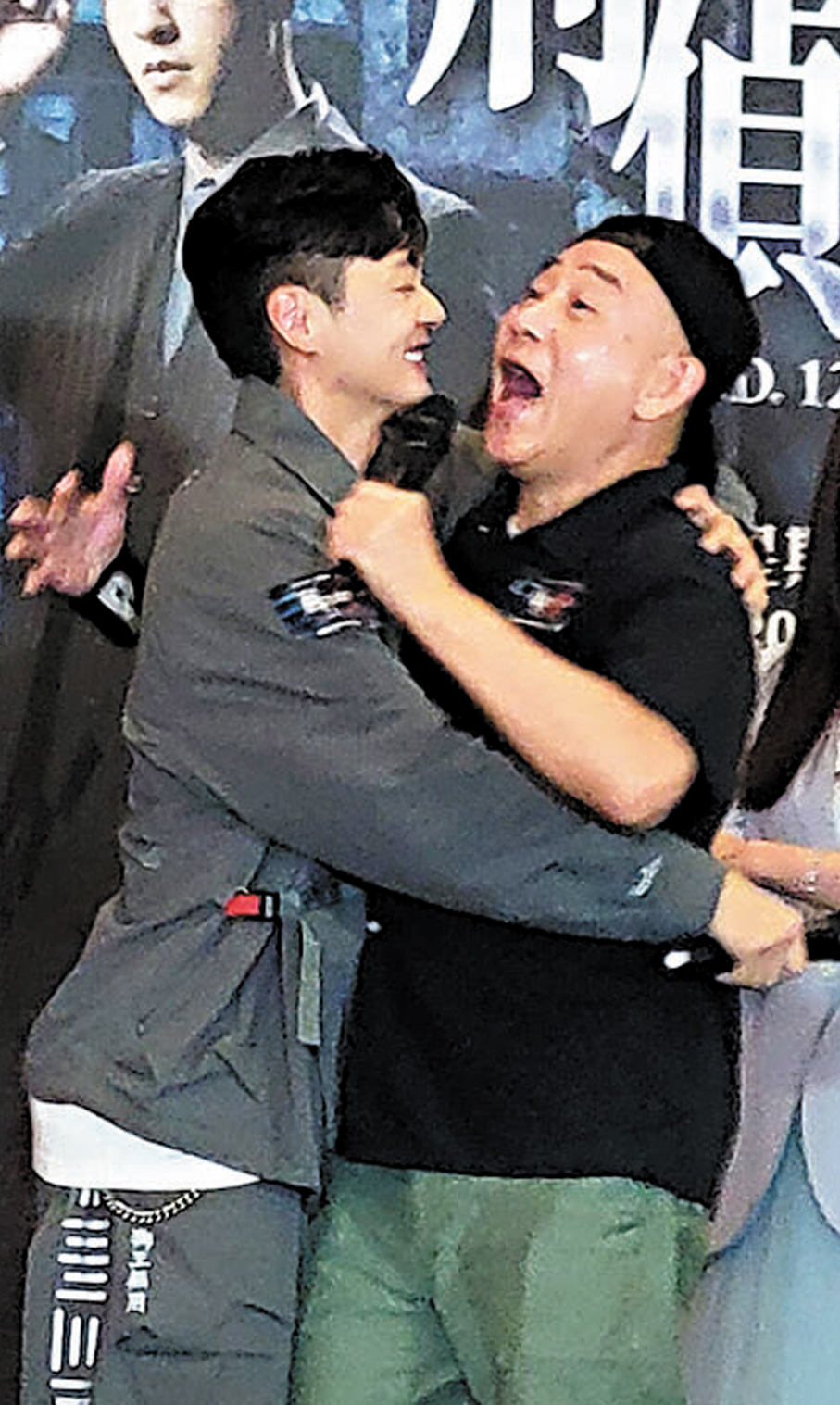 ●張振朗向林保怡「投懷送抱」 。 梁靜儀  攝