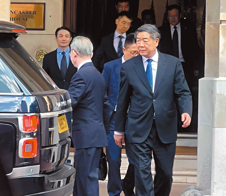 ●当地时间6月9日至10日，中美经贸磋商机制首次会议在伦敦兰卡斯特宫举行。图为参加会议的中美经贸中方牵头人、国务院副总理何立峰。 中新社