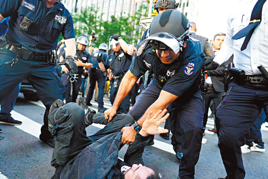 ●紐約警員制服示威者。 法新社
