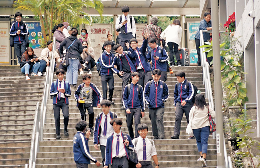 ●蔡若蓮表示,目前不宜放寬公營中小學取錄非本地生。圖為本地中學生。 資料圖片