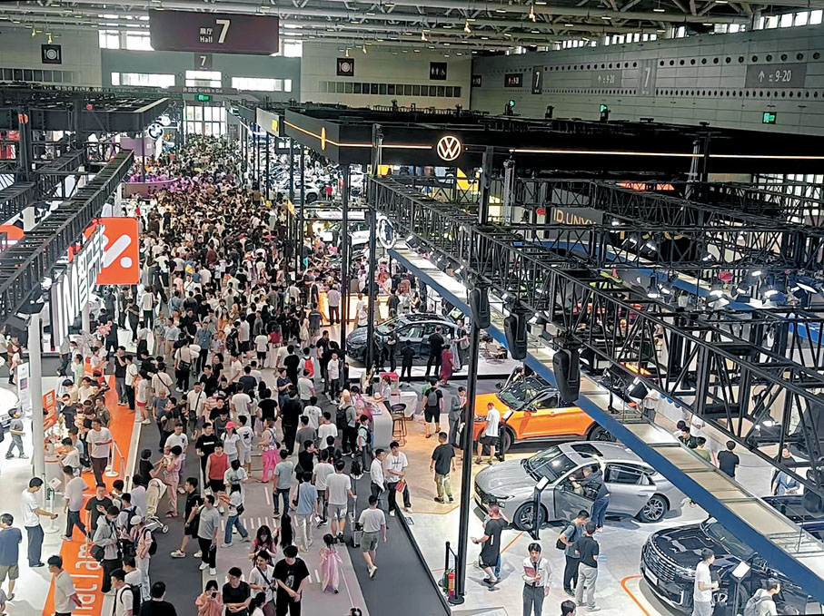 ●圖為近日在深圳舉行的粵港澳大灣區汽車展,吸引大量客戶諮詢購買。香港文匯報記者李昌鴻 攝