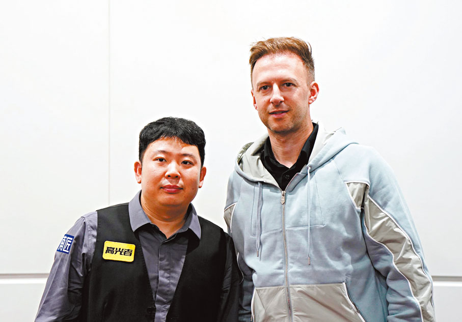 ●桌壇一哥卓林普(右)賽後與張安達合照。 香港文匯報記者郭正謙 攝
