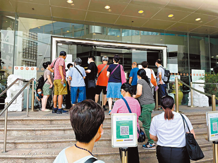 ●綠置居需求殷切，每推出新一期必吸引大批合資格市民領取申請表。 資料圖片