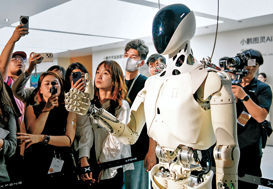 ●使用「同股不同權」架構上市的小鵬能否回A，料需待執行細則出台。圖為上海車展上的小鵬汽車機器人。 資料圖片