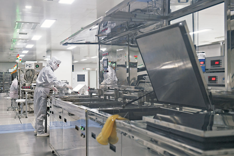 ●中方將持續加強稀土出口申請審批。圖為工人在內蒙古包頭稀土深加工企業工作車間作業。 資料圖片