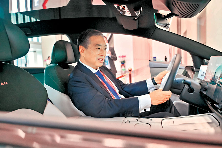 ●一名來自日本的企業代表在試駕新款汽車。 