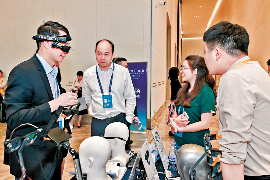 ●在展示區，一個企業代表在體驗VR設備。