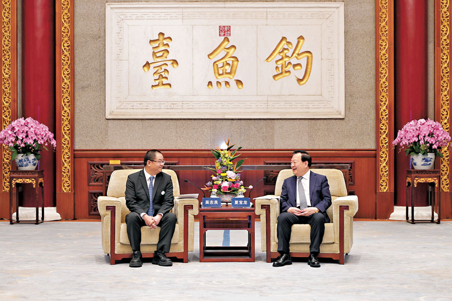 ●夏寶龍與吳志良親切交談。國務院港澳辦網站圖片