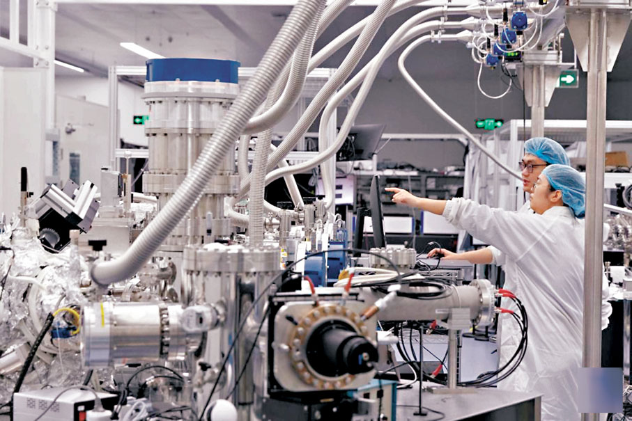 ●由中國科學院物理研究所等建設的綜合極端條件實驗裝置早前順利通過國家驗收。圖為科研人員在超快光場物性研究系統實驗站討論實驗進展。網上圖片