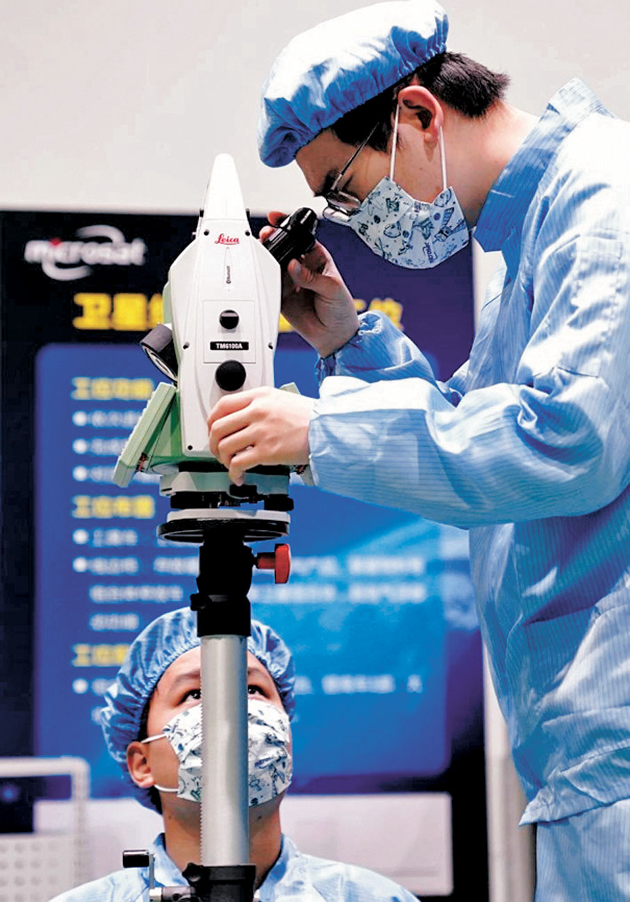 ●在中國科學院微小衛星創新研究院的廠房，工作人員檢測批量化生產的單機產品精度。網上圖片