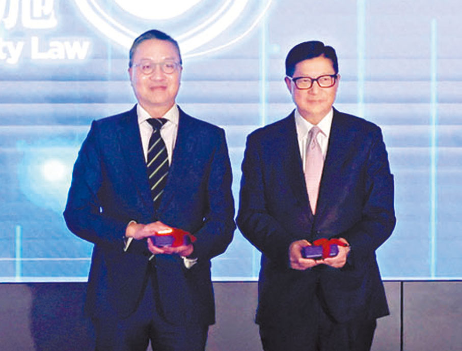 ●林定國和鄧炳強出席專題展覽的開幕典禮。香港文匯報記者郭木又  攝