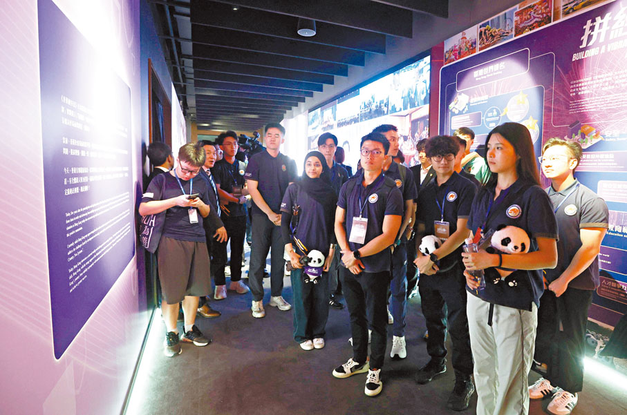 ●市民和團體觀看專題展覽內容。香港文匯報記者郭木又  攝