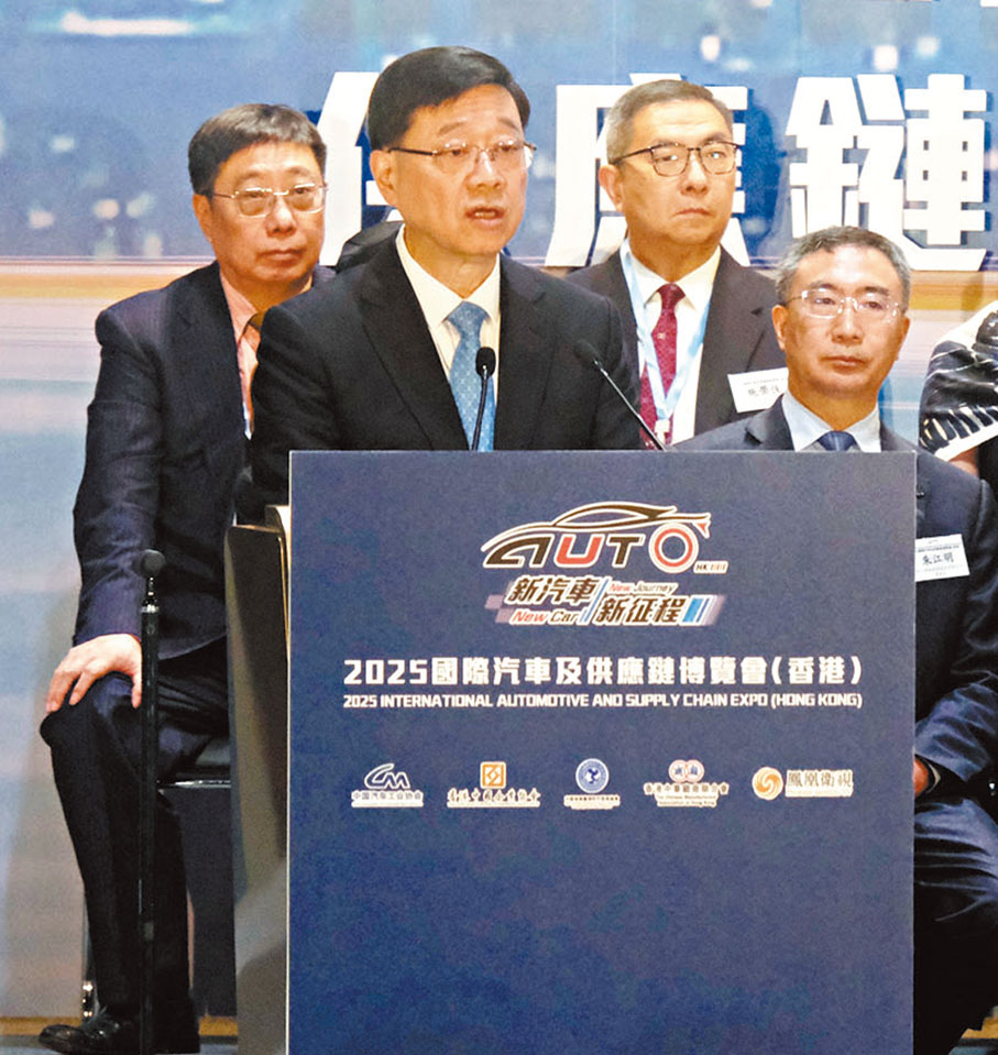 ●行政長官李家超在車博會上致辭。香港文匯報記者涂穴  攝