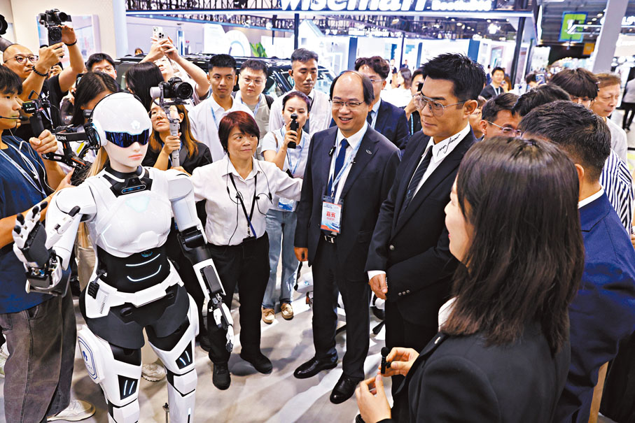 ●車博會車企同時展示他們為4S店等準備的機器人和機器狗,讓現場包括藝人古天樂在內的觀眾樂此不疲。
