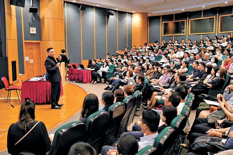 ●公務員學院昨日舉行「向世界說明中國」系列講座第一講，由中國文化研究院院長邱逸主講。