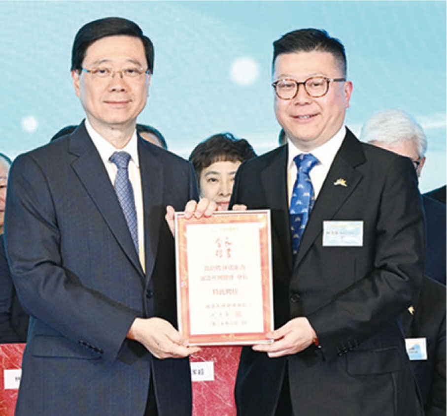 ●李家超（左）向林建康（右）頒發委任狀。