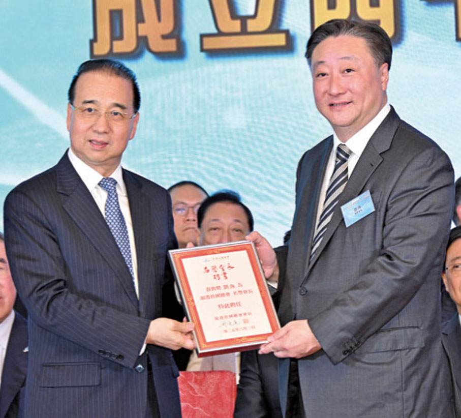 ●劉光源（左）頒發名譽會長委任狀，劉海（右）代表接受。