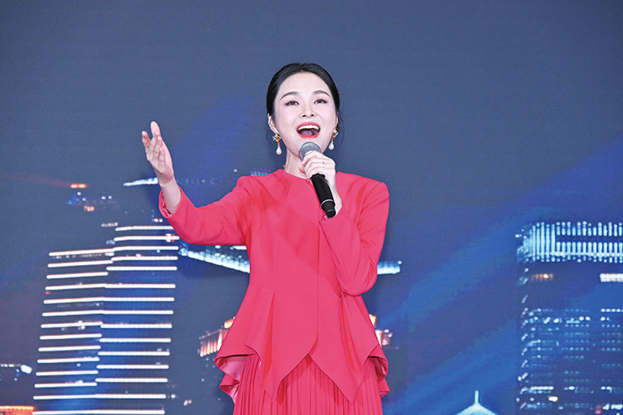 ●現場有唱歌、樂器演奏表演。