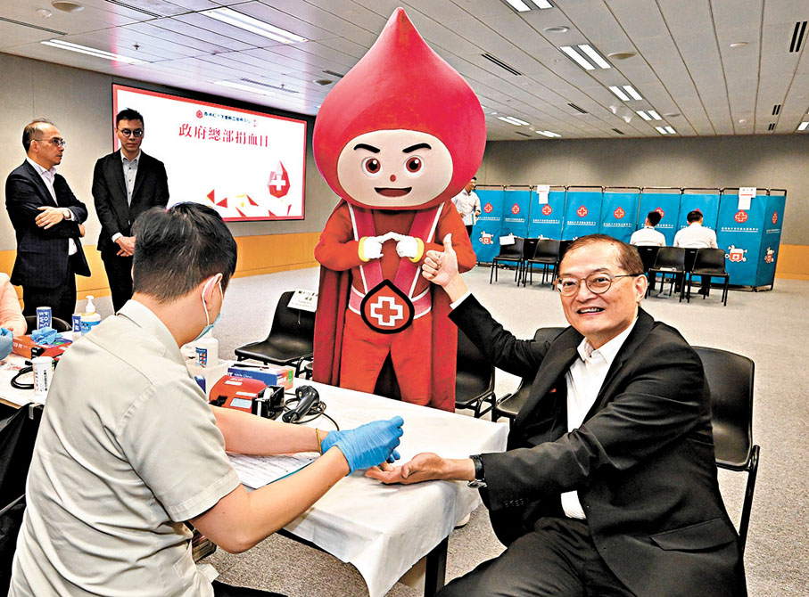 ●盧寵茂昨日參與香港紅十字會在政府總部舉行的捐血活動，以實際行動支持捐血救人。