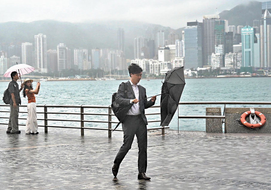 ●本港續受熱帶風暴「蝴蝶」的環流影響，昨日天氣極不穩定，不時有狂風驟雨。香港文匯報記者曾興偉 攝
