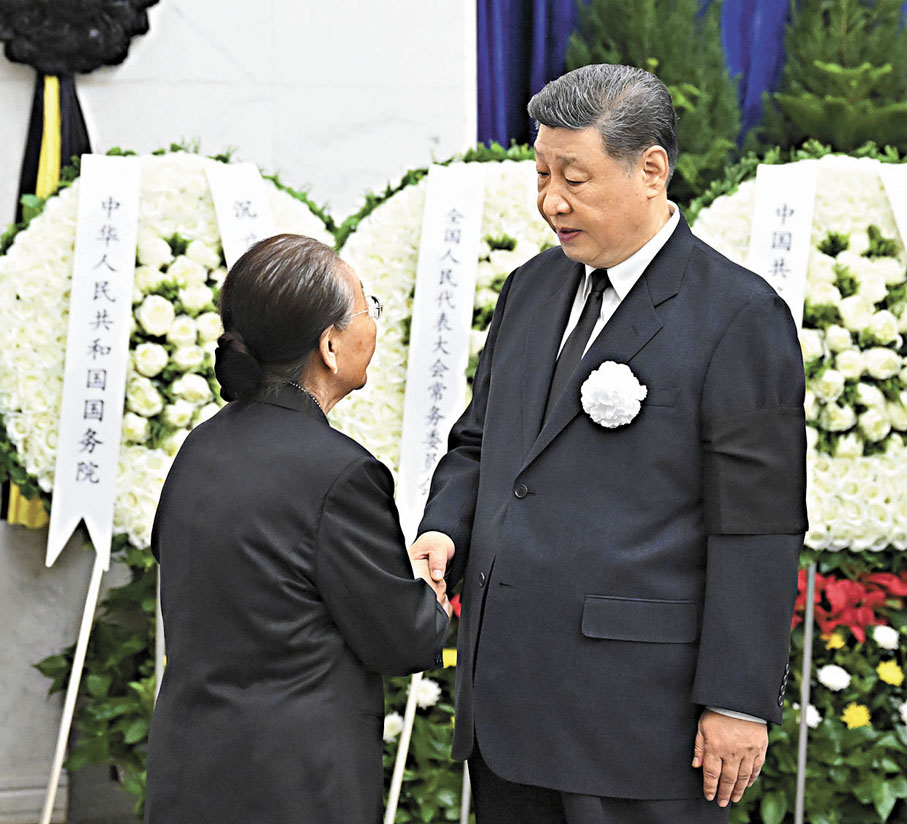 ●6月12日，熱地同志遺體在北京八寶山革命公墓火化。習近平、李強、趙樂際、王滬寧、蔡奇、丁薛祥、李希等前往八寶山送別。這是習近平與熱地親屬握手，表示深切慰問。新華社