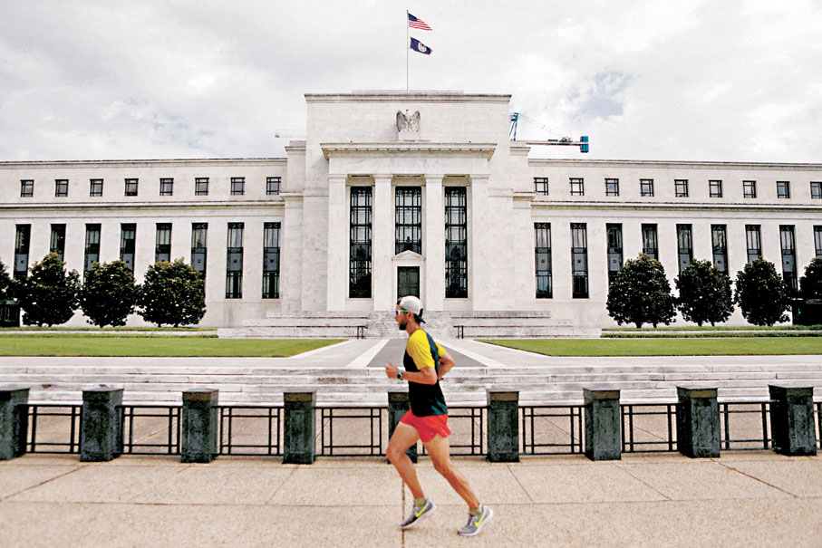 ● 美聯儲議息在即，其決策預料大體上仍以中長線作考量，未必會受個別數據偶一異常影響，然而關稅戰危及美方本身幣策的彈性，影響則相當明顯。圖為美聯儲大樓。 資料圖片