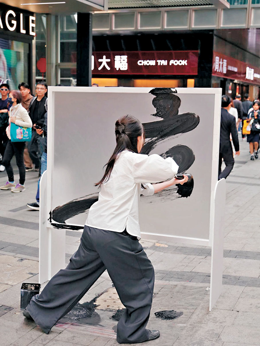 ●青山不墨在香港街頭即興創作。  受訪者供圖