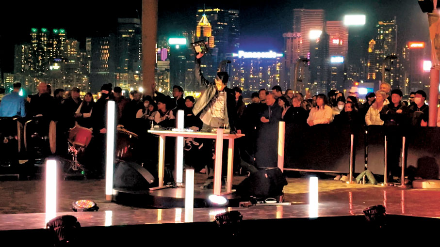 ●蔡世豪在香港文化中心露天廣場進行舞動《風雲》戶外3D光影舞蹈表演。