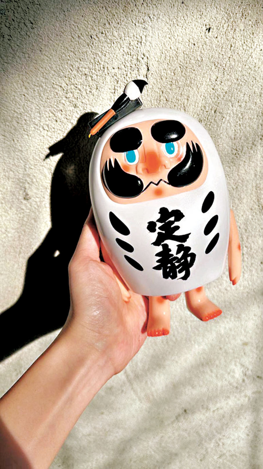 ●青山不墨與日本藝術家小川耕平的限定版定靜達摩。受訪者供圖