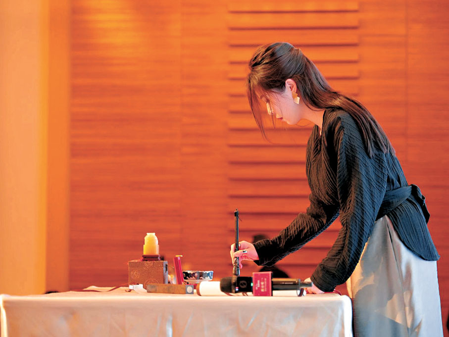 書法藝術家青山不墨　獨立藝齡：8年