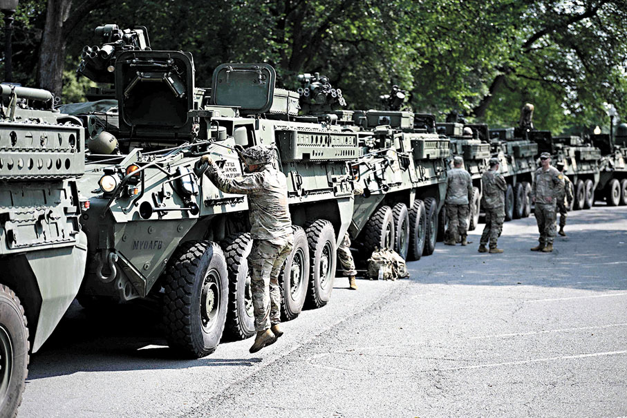 ●大批軍車停泊在公園作閱兵準備。 法新社