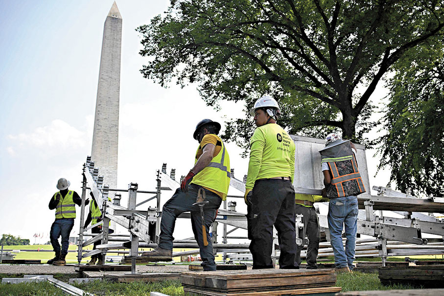 ●工人加緊搭建看台。 法新社
