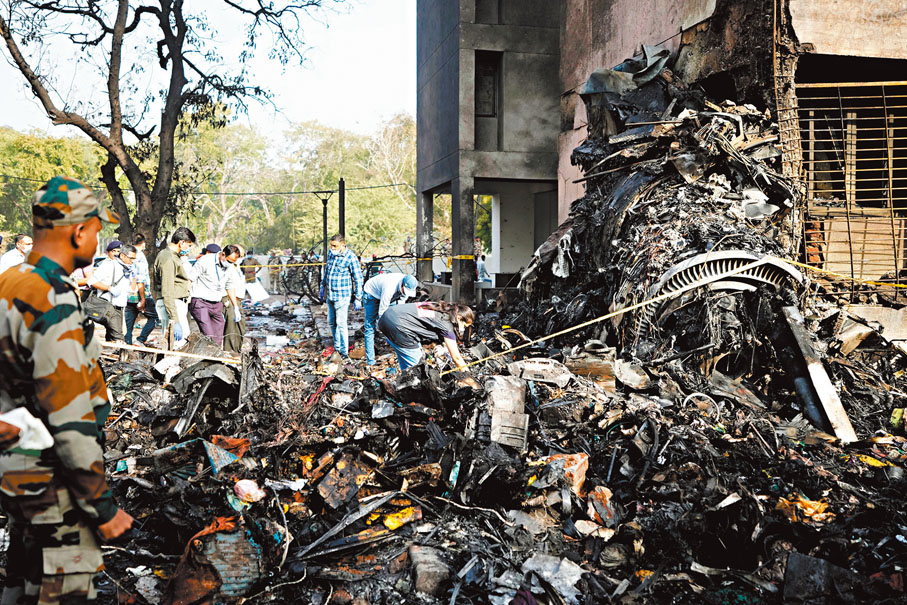 ●救援人員在墜機現場搜救傷者。  美聯社