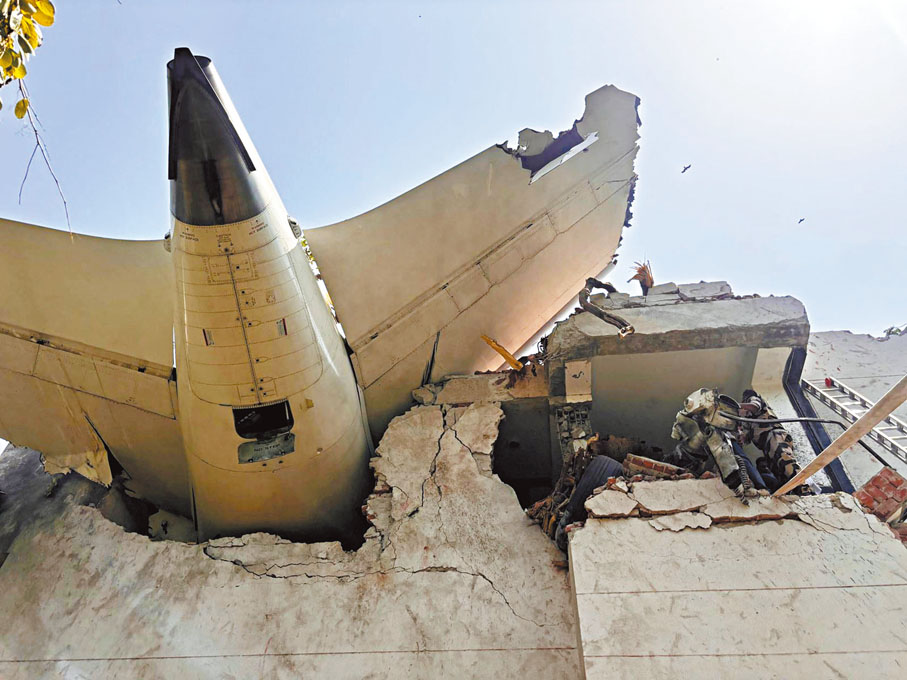 ●客機殘骸嵌入一幢建築內。 美聯社