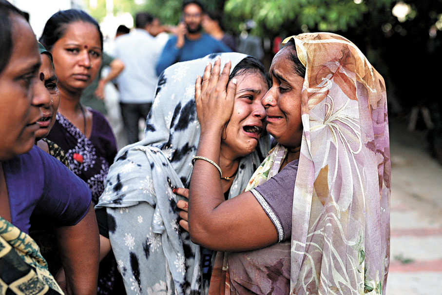 ●有遇難者家屬傷心痛哭。 路透社