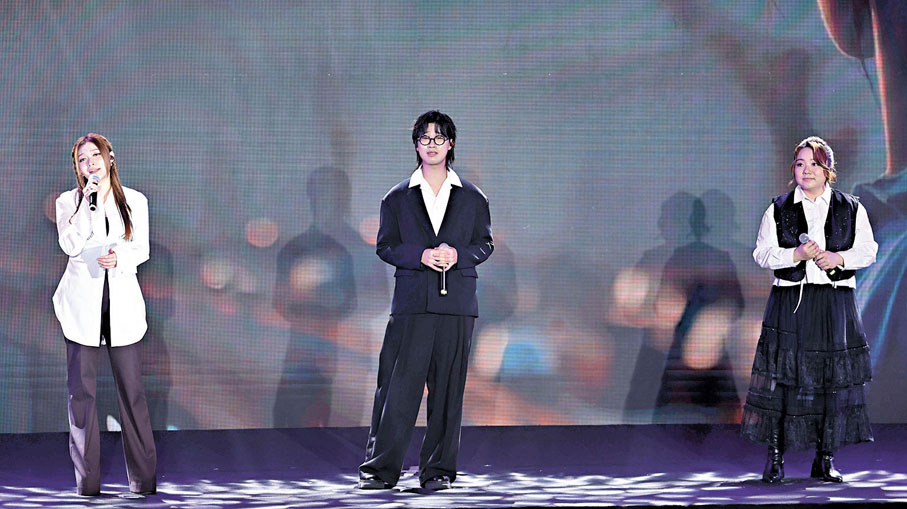 ●右起：黃博、林智樂和黃洛妍在發布會上獻唱。