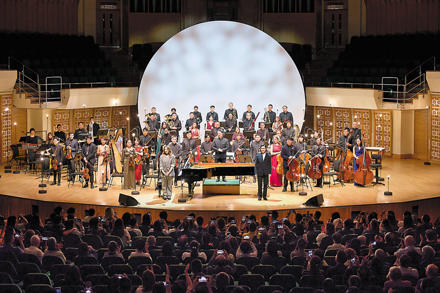 ●香港城市室樂團、藝術家王菀之（樂團前，左）及口琴演奏家李俊樂（樂團前，右）合作演出藝發局三十周年誌慶藝術節開幕音樂會。主辦方供圖