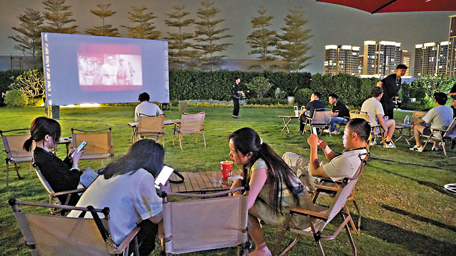 ●孟夏之夜，空中花園草坪和天幕下，燈光、老放映機、老電影，在輕鬆愉悅的氛圍裏，電影人交流着對電影的熱愛與見解，分享從業經歷。 蔣煌基 攝