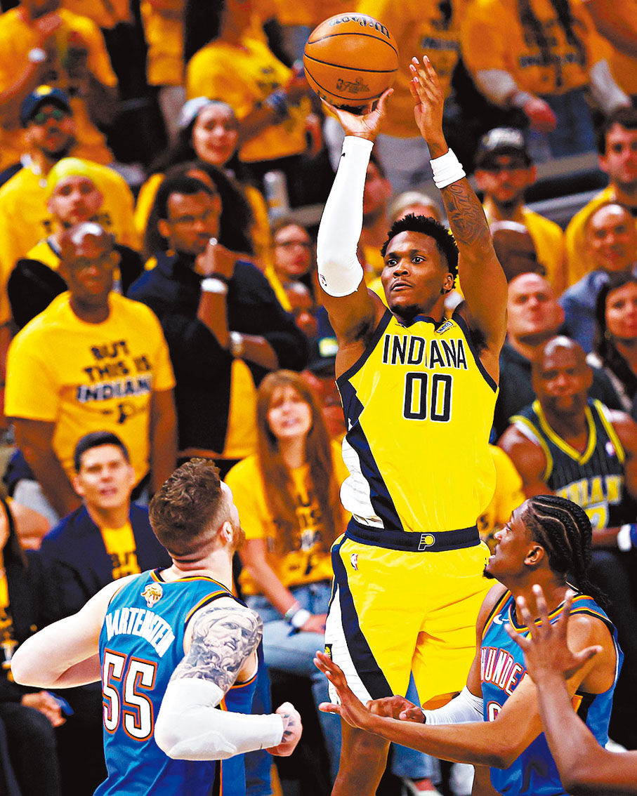 ●馬夫連（右）是溜馬贏波功臣。  法新社