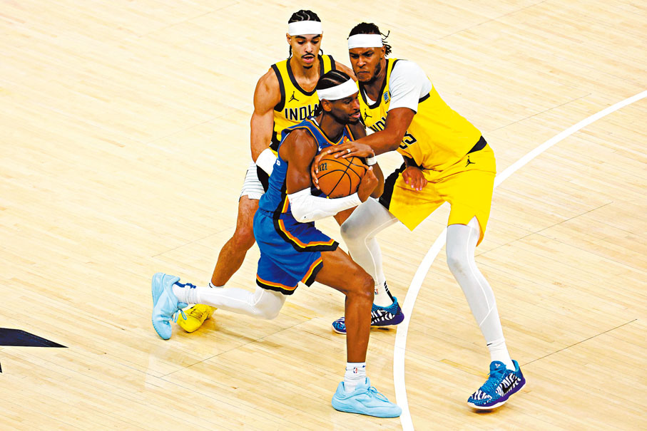 ●亞歷山大（藍衫）全場受嚴密看管。 路透社