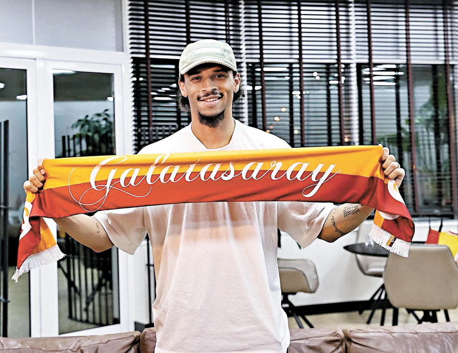 ●辛尼已飛抵土耳其。加拉塔沙雷官方圖片