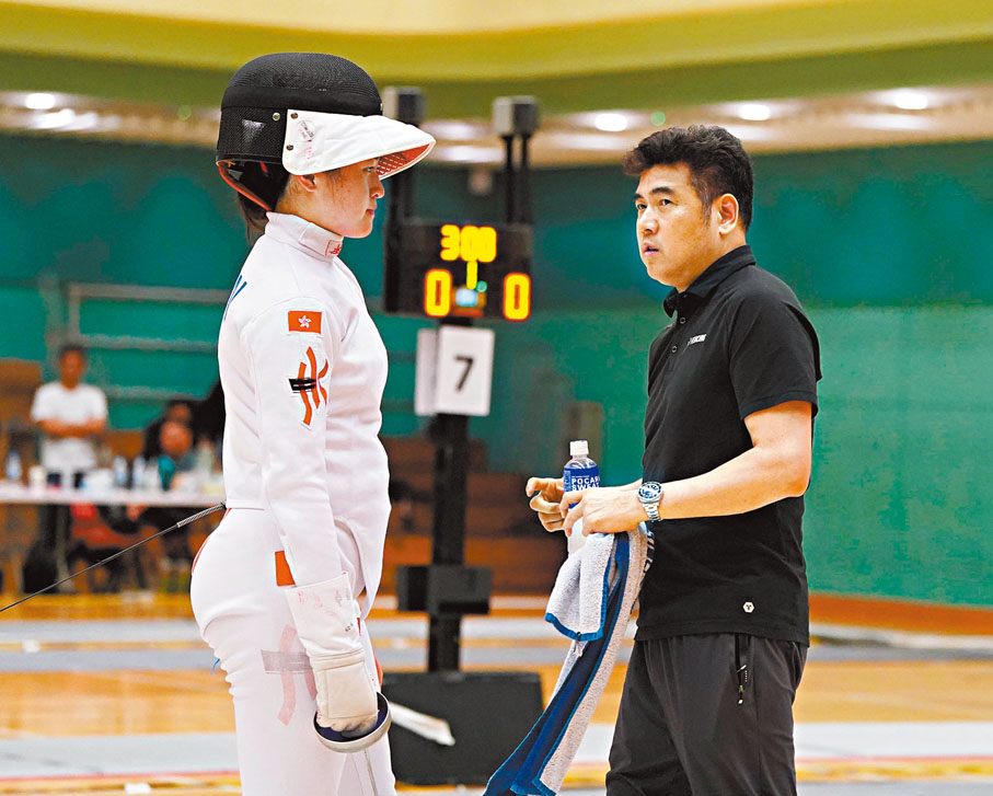 ●父親兼教練陳偉勁（右）一直從旁協助。