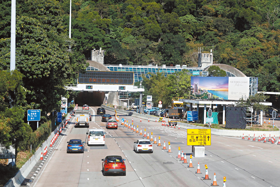 ●香港特區政府建議調高香港仔隧道以及城門隧道收費，由現時所有車種全日劃一收費5元增至8元。圖為香港仔隧道香港仔入口。 資料圖片