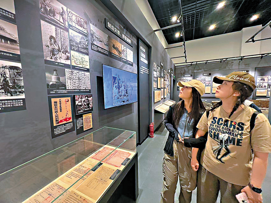 ●青年觀眾觀看展覽了解抗戰期間日軍暴行。香港文匯報記者郭瀚林  攝
