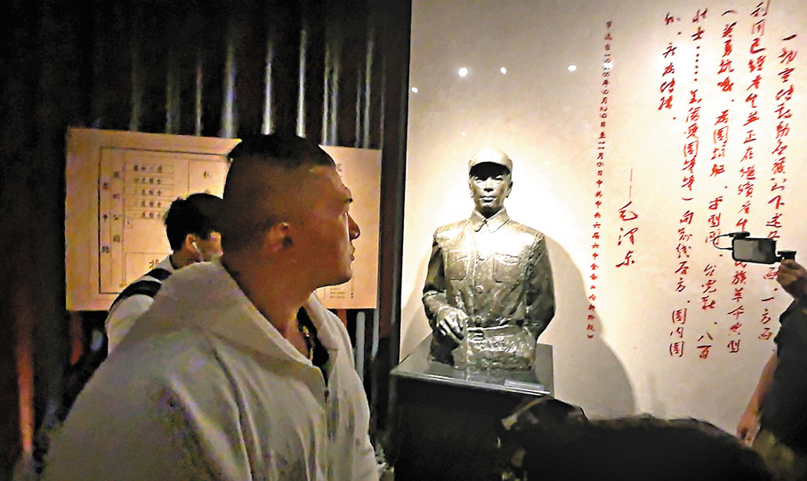 ●陳之漢在紀念館內瞻仰謝晉元團長雕像。香港文匯報記者張帆  攝